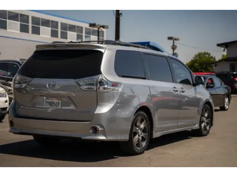 More photos of 2017 Toyota Sienna SE 8-Passenger at SoCal Auto Auction, CA